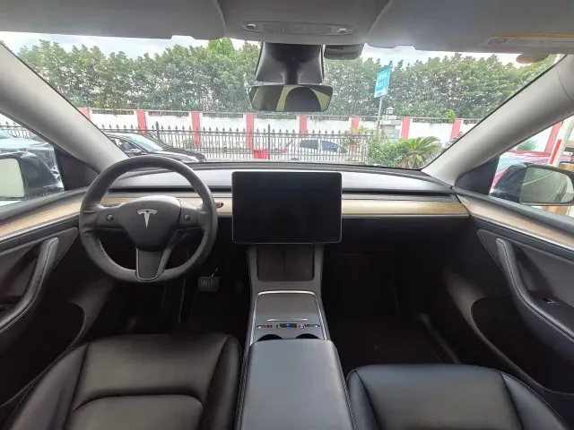Tesla Model Y — Фото автомобиля 12