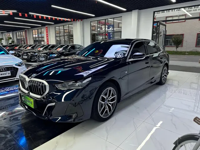Фотография автомобиля — BMW i5