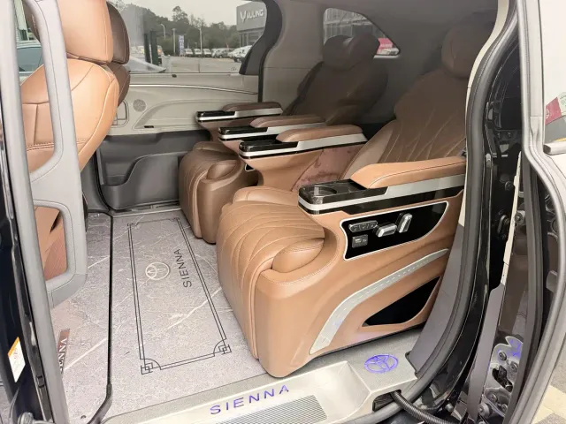 Toyota Sienna — Фото автомобиля 5