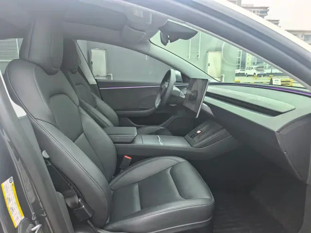 Tesla Model 3 — Фото автомобиля 10