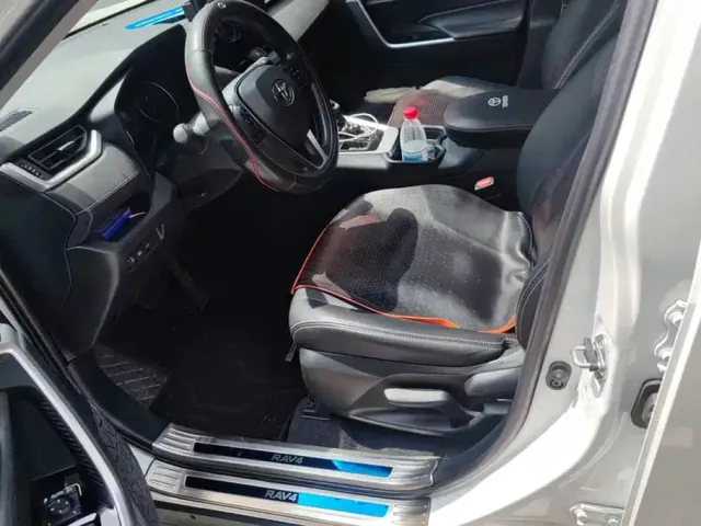 Toyota RAV4 — Фото автомобиля 9