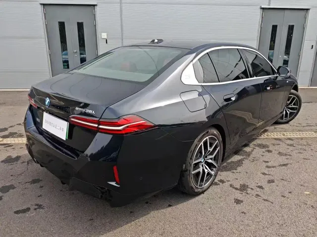 BMW i5 — Фото автомобиля 4
