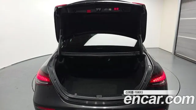 Mercedes-Benz E-Class — Фото автомобиля 19