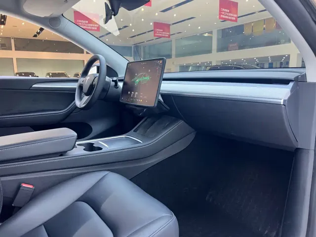 Tesla Model Y — Фото автомобиля 20