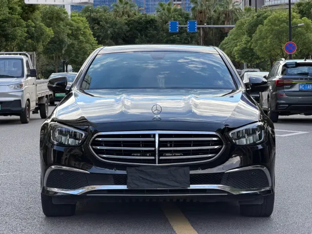 Mercedes-Benz E-Class — Фото автомобиля 2