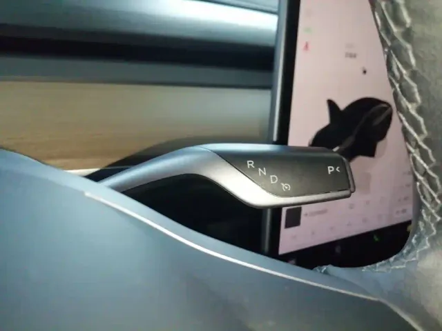 Tesla Model 3 — Фото автомобиля 13