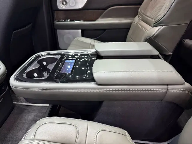 Lincoln Navigator — Фото автомобиля 10