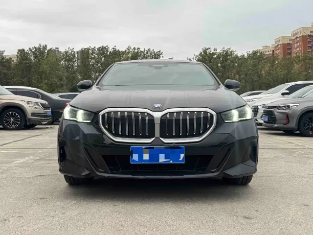 BMW 5 Series — Фото автомобиля 2