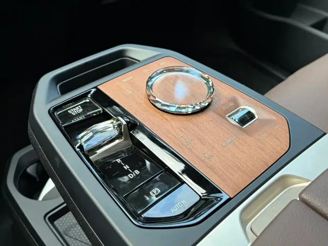 BMW iX — Фото автомобиля 20
