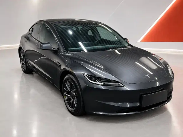 Tesla Model 3 — Фото автомобиля 3