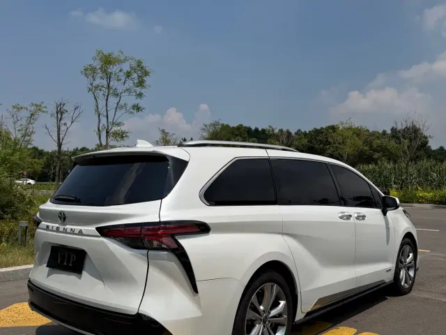 Toyota Sienna — Фото автомобиля 6