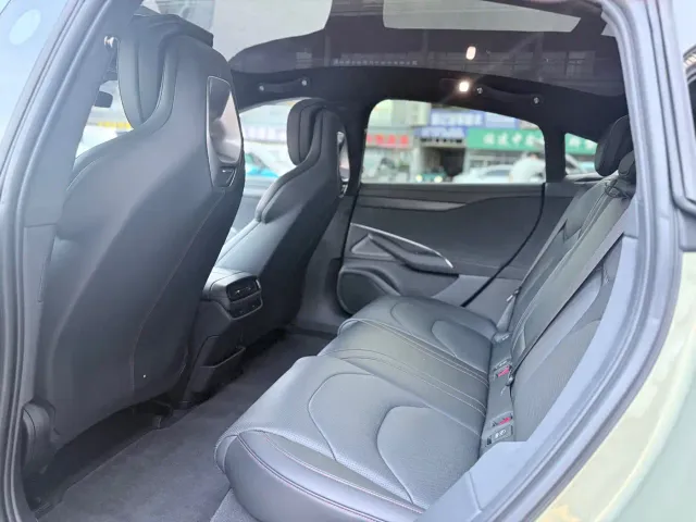 Xiaomi SU7 — Фото автомобиля 8