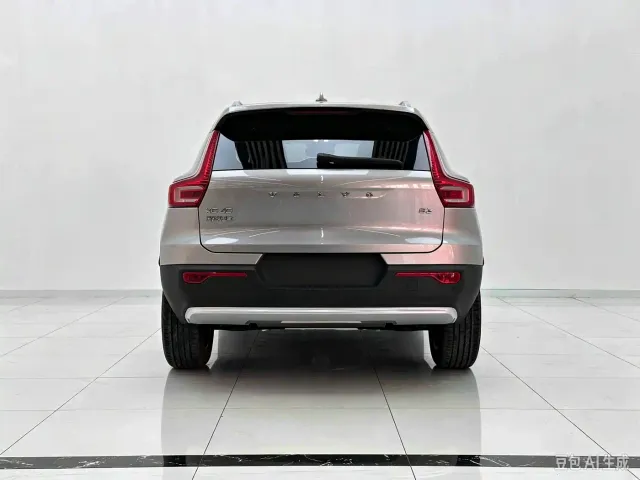 Volvo XC40 — Фото автомобиля 4