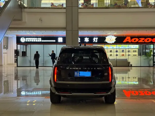 Land Rover Range Rover 2024 3.0 L6 400PS Golden Age Extended 7-Seater — Фото автомобиля 3