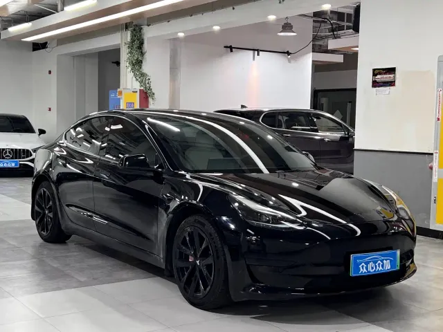 Tesla Model 3 — Фото автомобиля 3