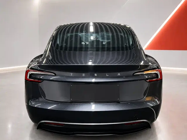 Tesla Model 3 — Фото автомобиля 5
