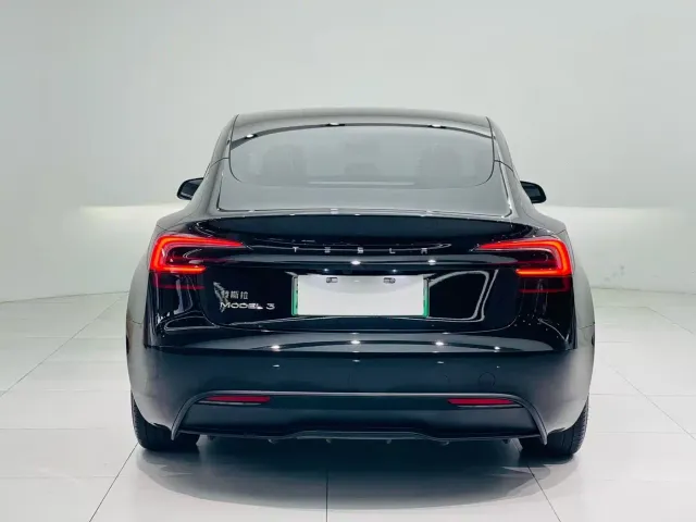 Tesla Model 3 — Фото автомобиля 12