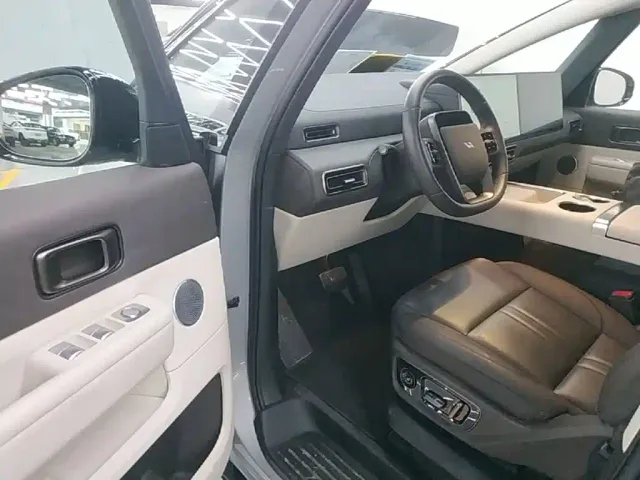 Li Auto MEGA — Фото автомобиля 15