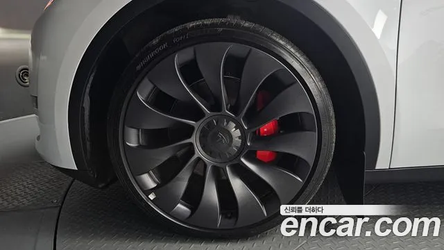Tesla Model Y — Фото автомобиля 5