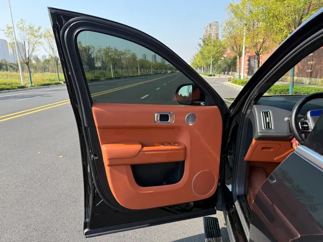 Li Auto L8 — Фото автомобиля 4