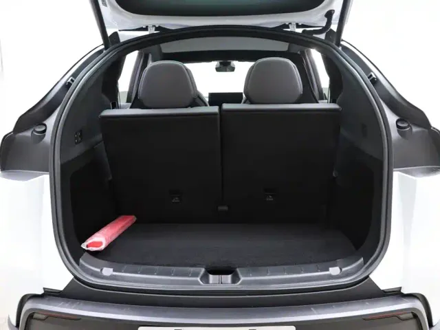 Tesla Model Y L — Фото автомобиля 27
