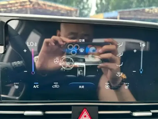 Hyundai Elantra 2022 1.5L CVT LUX Premium Edition — Фото автомобиля 13