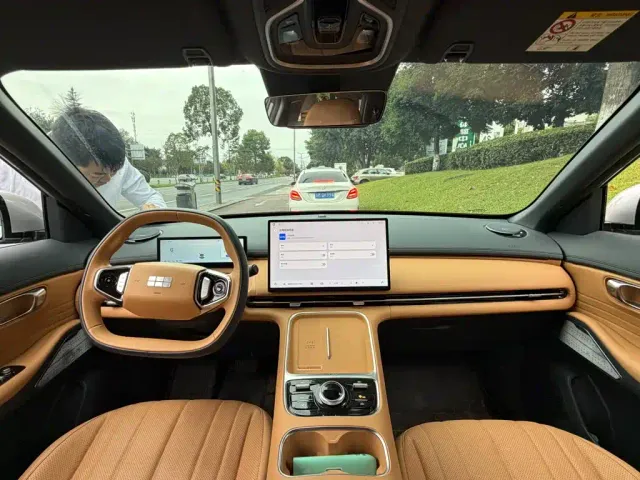 Geely Galaxy Starship 7 EM-i — Фото автомобиля 13