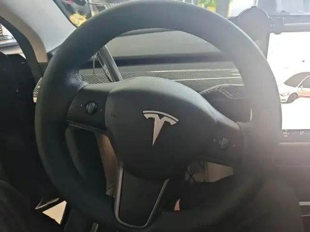 Tesla Model Y — Фото автомобиля 6