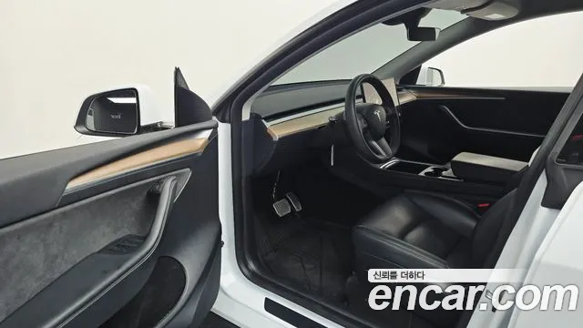 Tesla Model Y — Фото автомобиля 10