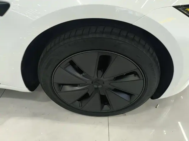 Tesla Model 3 — Фото автомобиля 6