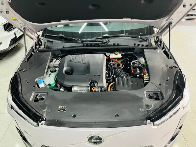 Volvo XC70 Plug-in Hybrid — Фото автомобиля 11
