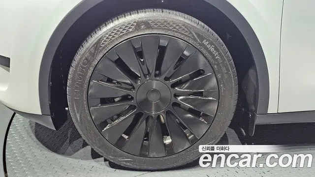 Tesla Model Y — Фото автомобиля 5