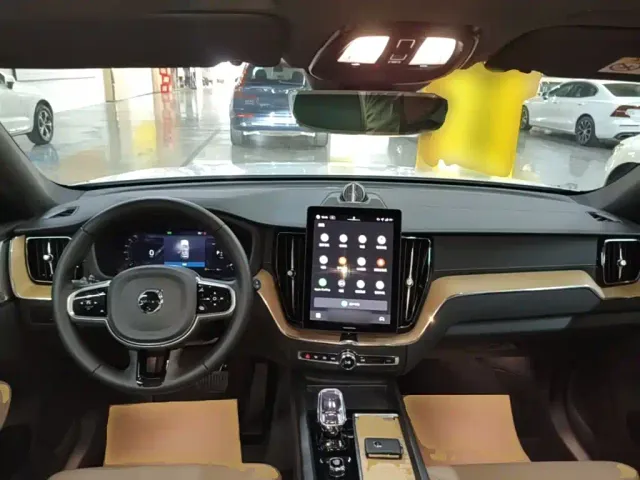 Volvo XC60 — Фото автомобиля 9