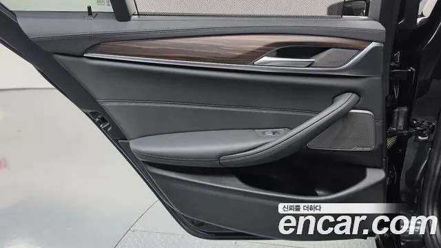 BMW 5 Series G30 — Фото автомобиля 14