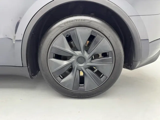 Tesla Model Y — Фото автомобиля 12