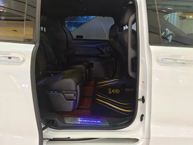 Toyota Sienna — Фото автомобиля 20