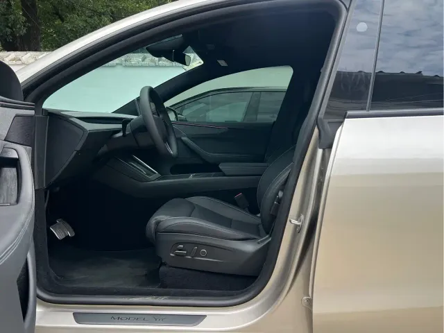 Tesla Model Y L — Фото автомобиля 9