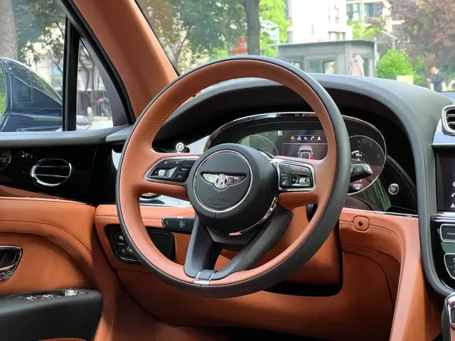 Bentley Bentayga — Фото автомобиля 16