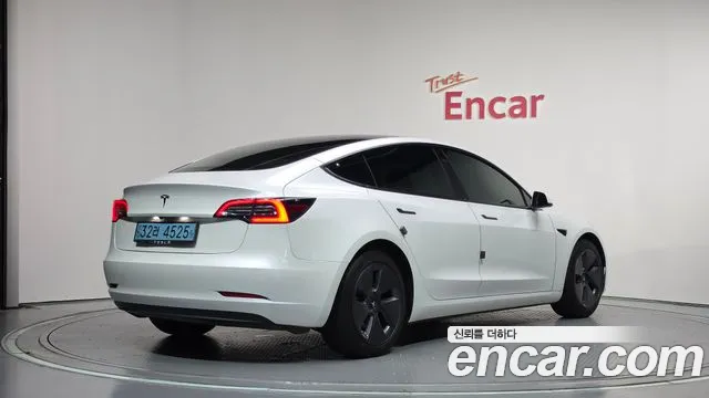 Tesla Model 3 — Фото автомобиля 2