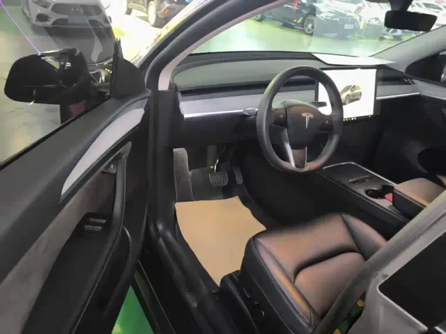 Tesla Model Y — Фото автомобиля 15
