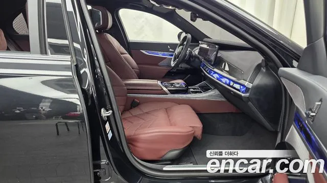 BMW 7 Series G70 — Фото автомобиля 11