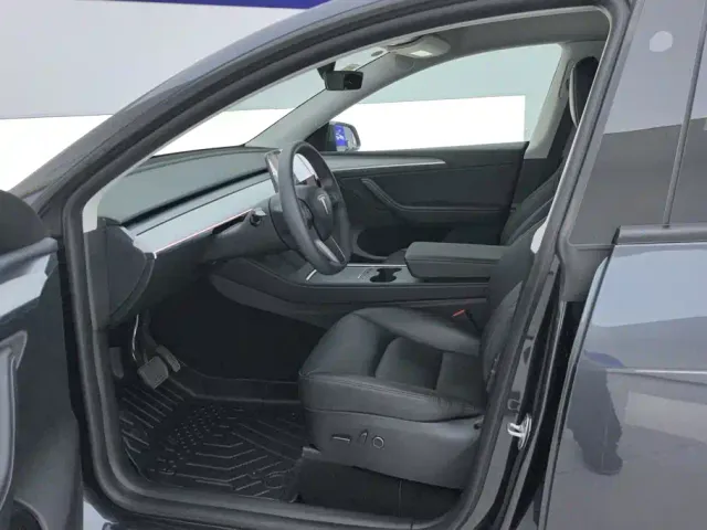 Tesla Model Y — Фото автомобиля 9
