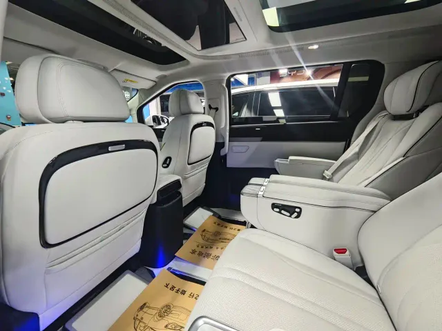Xpeng X9 — Фото автомобиля 13