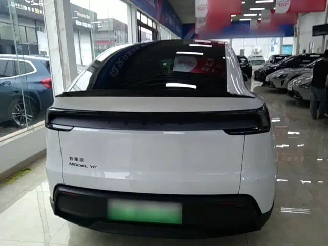 Tesla Model Y L — Фото автомобиля 5