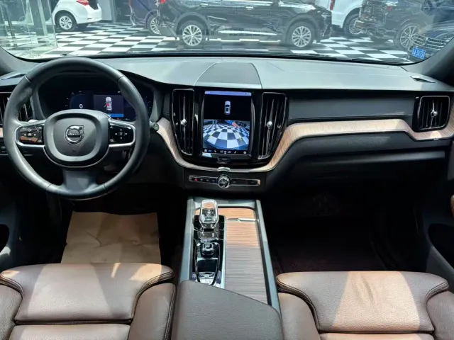 Volvo XC60 — Фото автомобиля 9