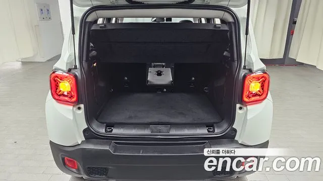 Jeep Renegade — Фото автомобиля 20