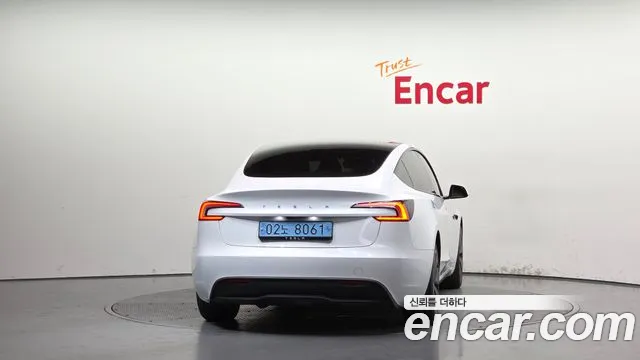 Tesla Model 3 — Фото автомобиля 4