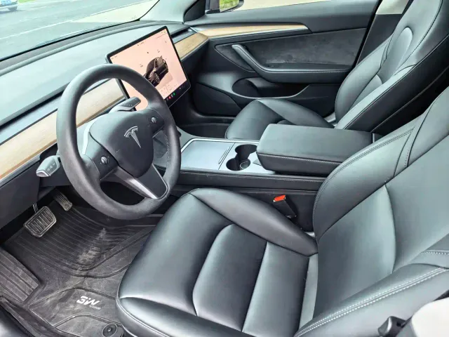 Tesla Model 3 — Фото автомобиля 4