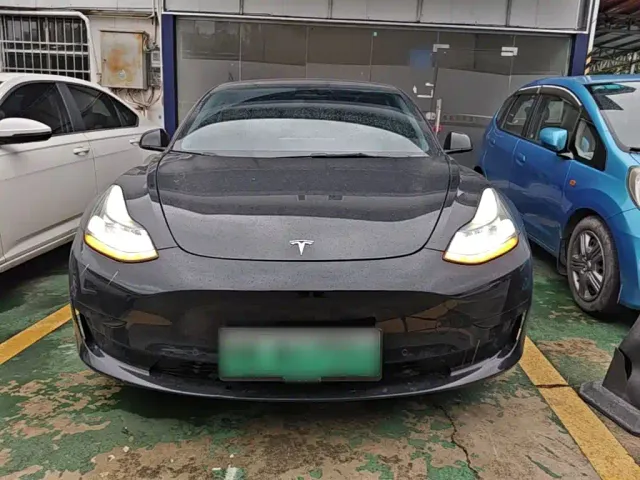 Tesla Model 3 — Фото автомобиля 2