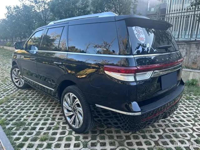 Lincoln Navigator — Фото автомобиля 4